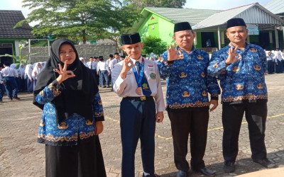 MTsN 1 Bangka Tengah Beri Apresiasi kepada Rafka Abdillah, Peraih Medali Perunggu OMI Nasional 2025